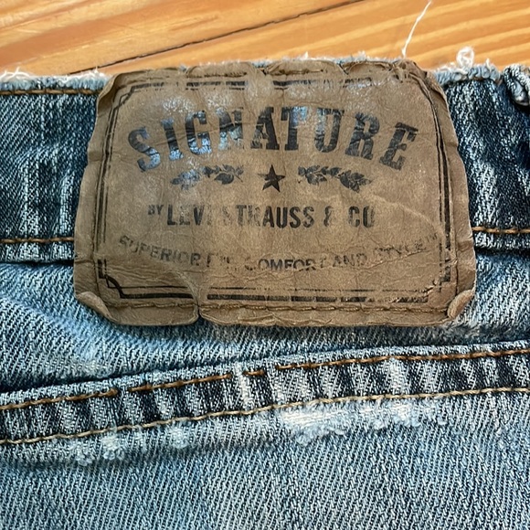 ⚡️PRICE DROP! Levi’s signature jeans. Great boyfriend cut with a little stretch. - Picture 5 of 10